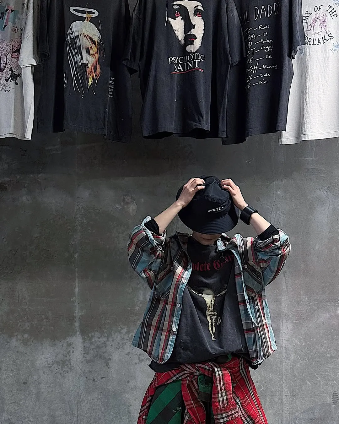 SAINT Mxxxxxx × Kosuke Kawamura KK_SS TEE/COMPLETE CONTRL/BLK KK joint model Jesus AK submachine gun cross printed TEE Washed black S-XL KK joint model's creative Jesus cross has never disappointed. Faded and washed with sulfur dye to make it distressed. Hole treatment. Printing is repeatedly revised and sketched. Extremely restored ZP. Cylindrical side seam high weight fabric. Stiff and comfortable. Correct accessories. Customized co-branded wash mark/little angel mark, top purchasing agent level